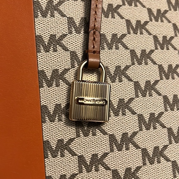 Michael Kors Mercer Tote - Picture 5 of 7